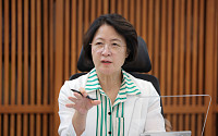 추미애, '68→37개월' 주택 속도전에 경기해법…13개 제도개선 국회 건의