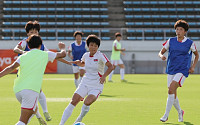 北 여자축구 감독 “한국은 강호”…남북대결 앞두고 지소연 경계