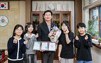 “시장님, ‘과학실 뚝딱 완성상’ 드려요”…용인 서원초 아이들이 이상일 시장에 건넨 손편지