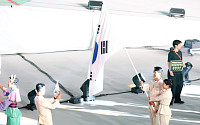 한국 선수단, 16번째로 개회식 입장⋯北 ‘인공기’ 흔들며 등장 [아시안게임]