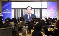 유동수 정무위원장 “리더십 다양성 중요⋯국회도 제도적 지원” [2026 여성금융인 국제 콘퍼런스]