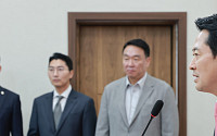 李 대통령 지지율 떨어져도 국힘은 제자리…왜 ‘반사이익’ 못 얻나