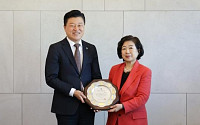 충주에 둥지 튼 인연 계속…현정은 현대그룹 회장, 충북 명예도지사 재위촉