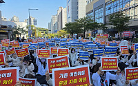 경기도청앞엔 보육 2000명·상인, 양평선 민주당…추미애 추경 결단 압박