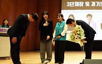 교원3단체 대표가 건넨 '100일 꽃다발'…안민석 "가르치기만 하십시오"