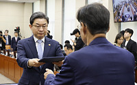 조각투자 유통 인가 논란에 여야 질타⋯이억원 "추가 인가 가능성 검토" [국감]