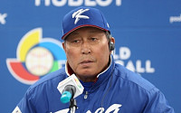 ‘국민감독’ 김인식, 잠실야구장 마지막 시구⋯두산, 경기 후 은퇴식