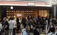 줄 서서 구매하는 한정선 찹쌀과일떡 [포토]