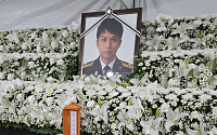 영정 앞 딸의 편지 "나중에 꼭 다시 만나요"…김진석 소방위 유족, 진입경위 묻는다