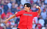 추신수, 14년 만에 클리블랜드 유니폼⋯ALCS 시구에 팬들 환호