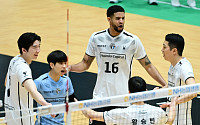 현대캐피탈, 2년 만의 컵대회서 OK저축은행 3-2 제압⋯장추안 18점