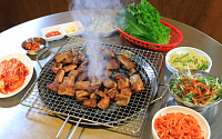 '2TV 생생정보' 오늘방송맛집- 가격파괴, 국내산 돼지갈비가 단돈 1만원대? '백○'