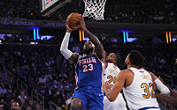 르브론, 필라델피아 데뷔전서 14점⋯NBA 챔피언 뉴욕 격파
