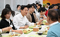 오세훈, 시청 구내식당서 ‘서울 달빛야장’ 특별 메뉴 배식⋯국감 대응 직원 격려