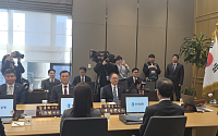"건강 잘 챙기시라"⋯동결 유력 속 신현송의 '스몰토크' [금통위 스케치]
