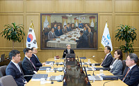 신현송 '호미질'에 한숨 돌린 기준금리⋯"성장·물가 더 뛴다" 추가 긴축 시사 [종합]