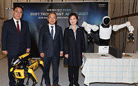 2027 테크퀘스트, AI 로봇과 기념촬영하는 송기헌-최형두-이언주 의원 [포토]
