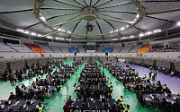촬영 공방에 투표지 상자 봉인 이의까지…곳곳서 마찰 빚은 ‘올공 개표소’