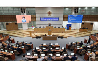 '소통창구 전혀 없다' 45일만에…추미애, 여야정협치위 논의 수용