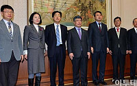 [포토]참석자들과 기념촬영하는 김중수 총재