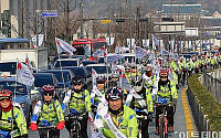 [포토]자전거타고 투표참여 홍보하는 서울시선관위