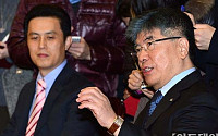 [포토]투자은행 전문가와 이야기 나누는 김중수 총재