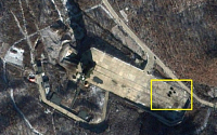 북한, 발사대에 장거리로켓 장착 완료