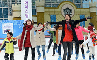 [포토]아이파크몰 아이스링크, '함박눈 맞으며 스케이트 즐기세요'