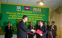 (주)부영 이중근 회장, 캄보디아 전역에 학교 300개교 기증