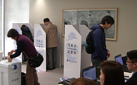 재외국민 투표율 70% 대 예상…투표함, 16일 국내로 이송