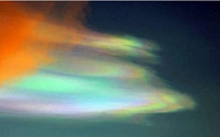 레인보우 UFO 구름 포착...지구온난화 탓?