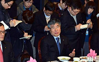 [포토]시중은행장들과 이야기 나누는 김중수 총재
