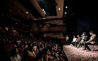 연극 '나쁜자석'의 출연진들 관객들과 소통의 '커튼콜'