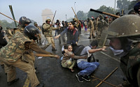 [포토] 인도, 성폭행 규탄 시위대에 곤봉질