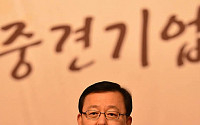 [포토]'중견기업인 송년의밤' 축사하는 홍석우 장관