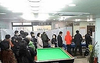 남자들 최고의 투표소 "투표하면서 게임도 한판"
