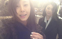 [eStar SNS]지나 어머니 공개, "아버지 퇴근을 부추기는 모녀 미모"