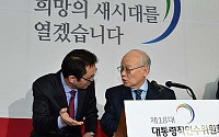 [포토]윤창중 대변인과 이야기 나누는 김용준 인수위원장