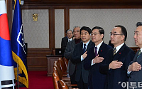 [포토]국민의례 하는 김황식 총리와 국무위원들