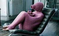 혼자있고 싶을 때 입는 옷…올인원 스웨터에 숨 구멍만 달랑!