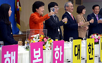 [포토]과학인들과 건배하는 박근혜 대통령 당선인