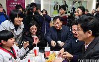 [포토]어린이들과 저녁식사하는 김문수 지사