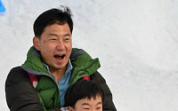 [포토]눈썰매 타는 아빠와 아들
