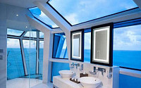 바다 위 투명 화장실, 푸른 바다 보며 볼일 보는 기분은?