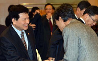 [포토]밝게 웃으며 인사 나누는 이채필 고용노동부 장관
