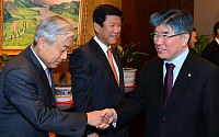 [포토]시중은행장들과 인사 나누는 김중수 총재