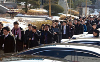 [포토]김용준 인수위원장 만나러 가는 길