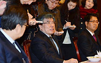 [포토]참석자들과 이야기 나누는 김중수 한은 총재