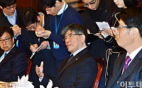 [포토]참석자들과 이야기 나누는 김중수 총재