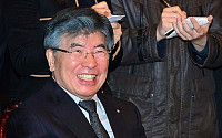 [포토]밝게 웃는 김중수 한은 총재